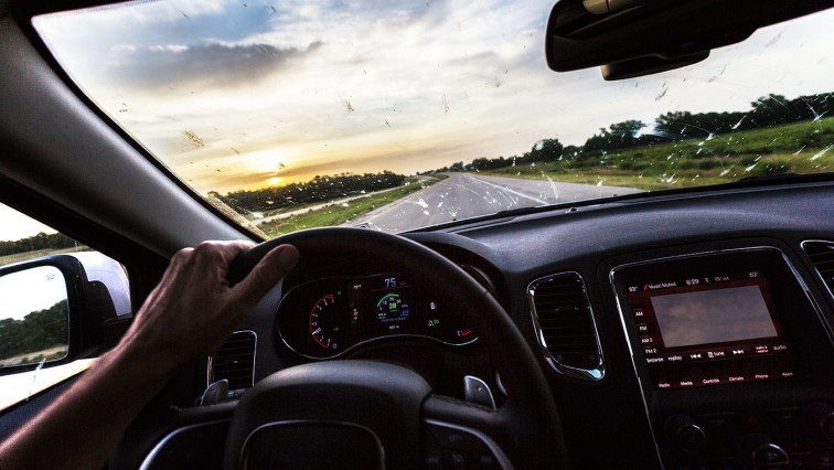 ​No me molestes, mosquito: cómo mantener los cristales del coche limpios en verano