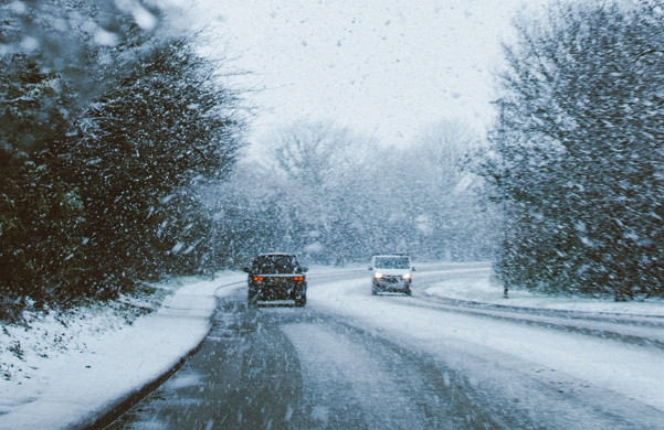 Sabías que hay cuatro colores de alerta para la nieve establecidos por la DGT?