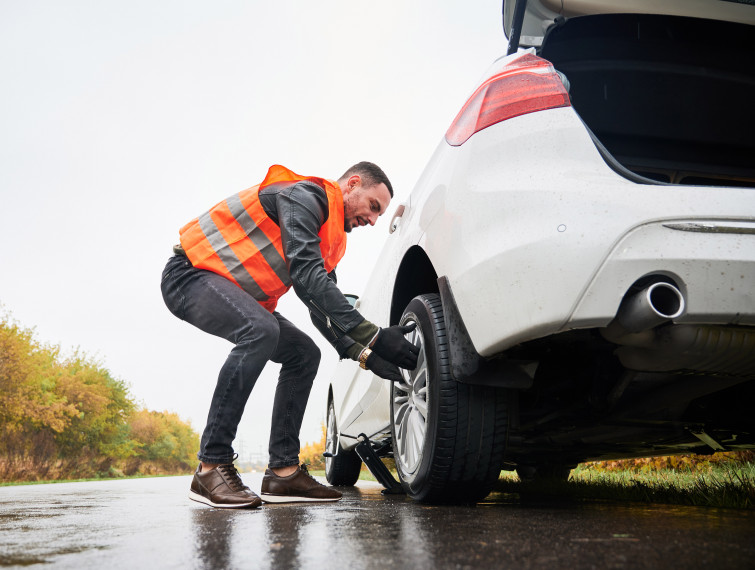 La mayoría de los conductores no saben cómo cambiar una rueda, según la encuesta de Novedades Motor