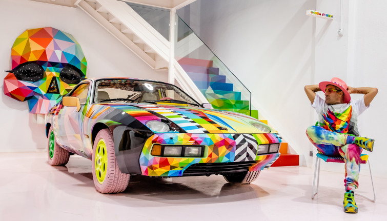 Okuda San Miguel convierte un Porsche 928 en una obra de arte con su estilo inconfundible