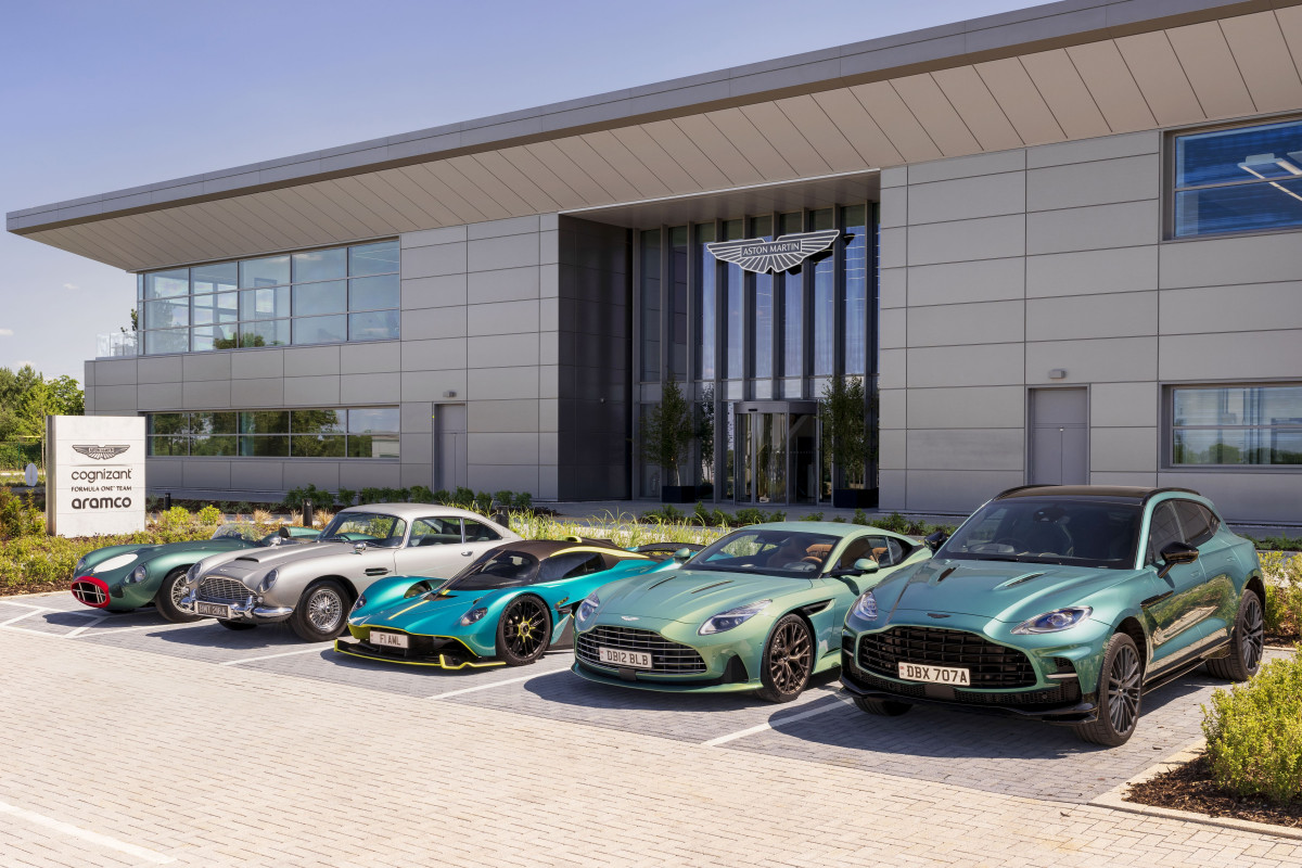 Aston Martin celebra 110 Años con un desfile de 110 Aston Martin en Silverstone (3)