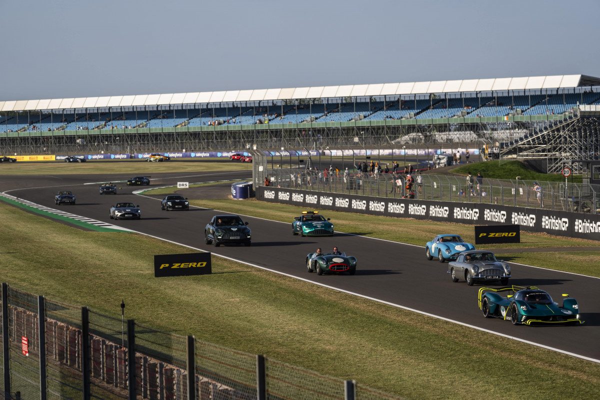 Aston Martin celebra 110 Años con un desfile de 110 Aston Martin en Silverstone (2)