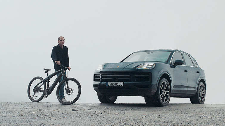 Jörg Bergmeister explora los Alpes con el Cayenne y la eBike Cross