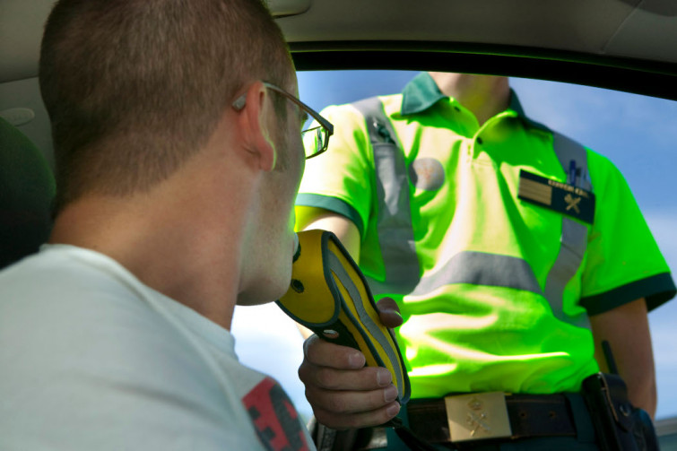 ​La DGT redobla estos días la vigilancia de alcohol y drogas al volante