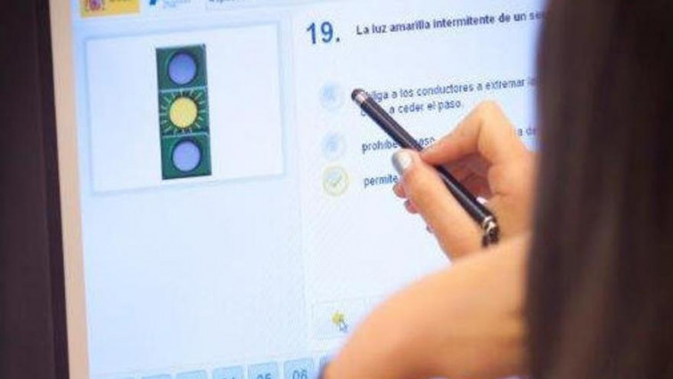 ¿Qué pasa si te pillan haciendo trampas en los test para obtener el permiso de conducir?