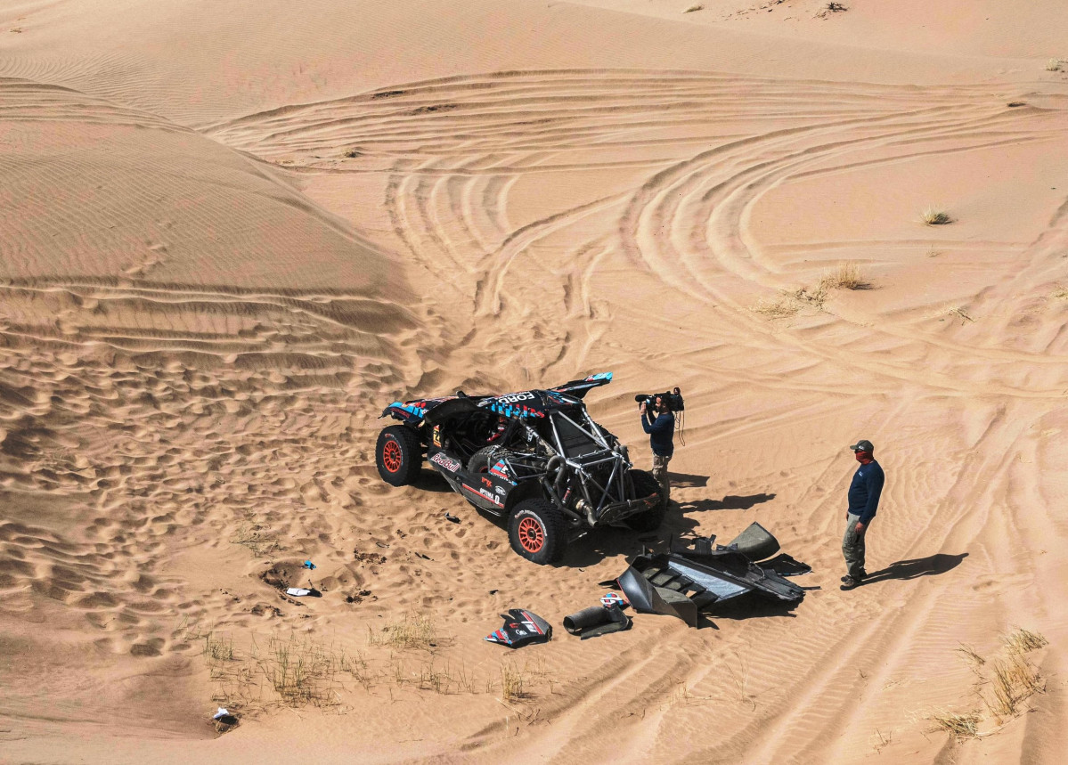 Dakar 2025. carlos sainz. vuelco etapa 2. 04b