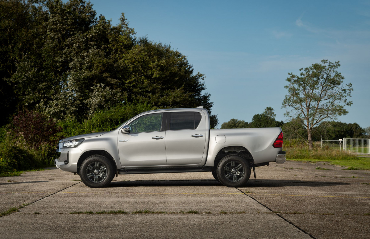 Toyota hilux 48v lateral 02